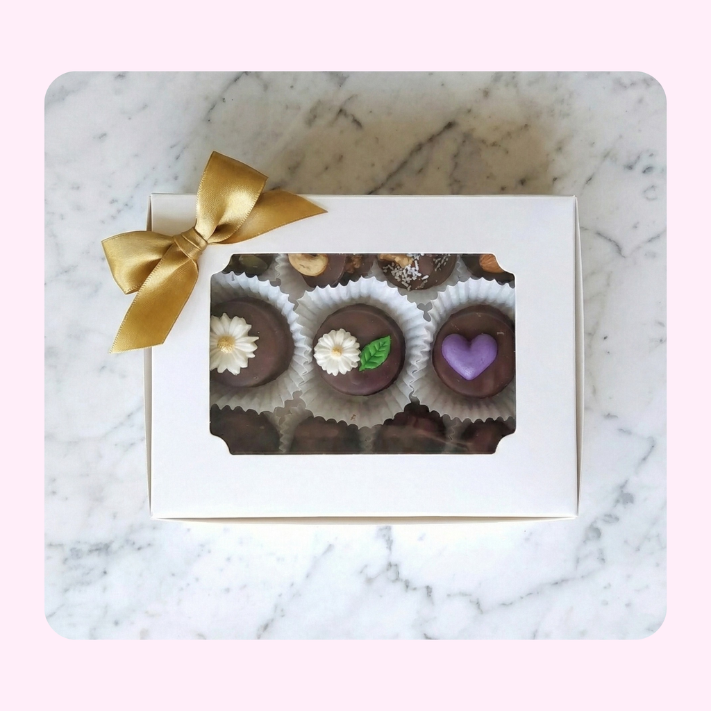 Caja surtida de alfajores y chocolates